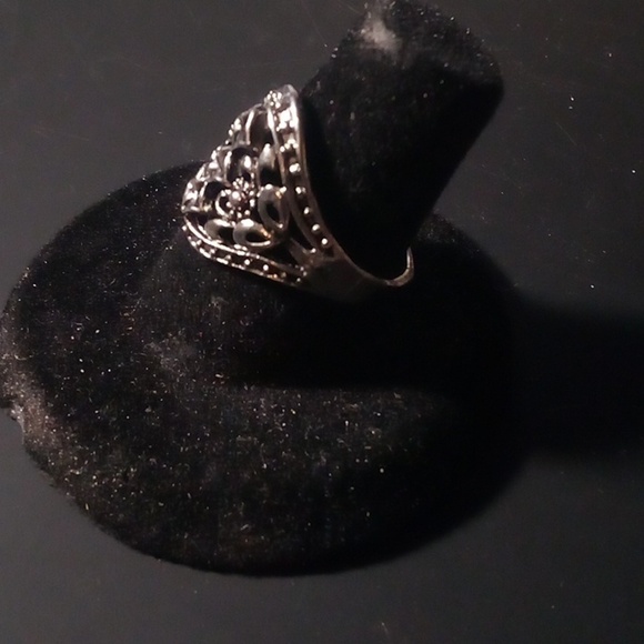 SOLD NIP - Silver Tone Hollow Style New Design Ring - Size 7 3/4 - Picture 3 of 5